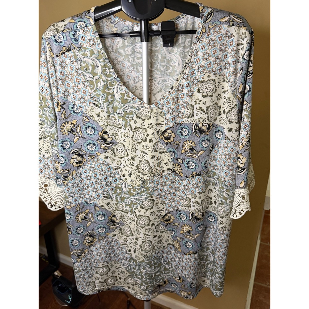 Stem & Vine Womens Plus 3X Patchwork Floral Paisley V-Neck Top Crochet Lace Cuff - Picture 2 of 5